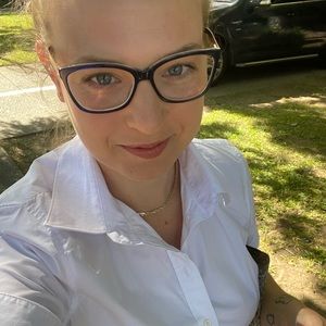 Meet your Posher, Lara